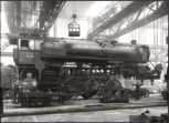 3. Tag (7 Uhr): Abbau I. Die Lokomotive wird von den Achsen gehoben und auf Rollgestelle (siehe folgende Bilder) gesetzt. Armaturen und Teile werden abgebaut und mit Elektrokarren der Abkocherei und den Sonderwerkstätten zugeführt. - Zum Transport kleiner